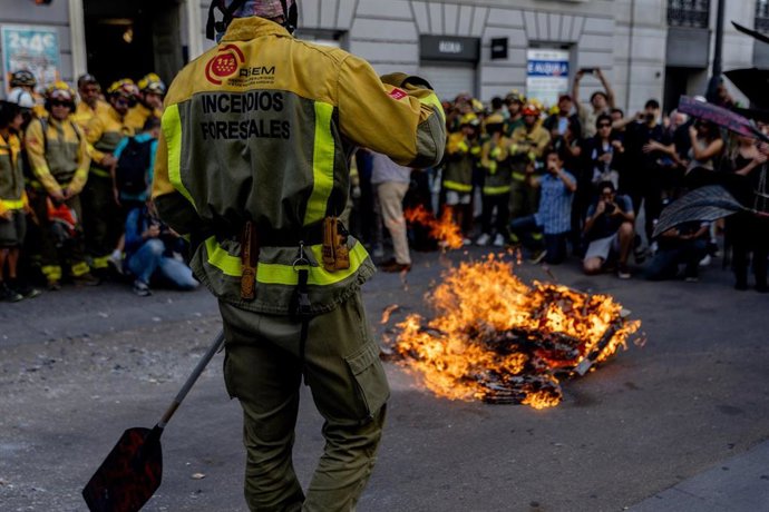 Varios bomberos forestales hacen fuego para protestar durante una concentración de efectivos de las Brigadas Forestales contratados por Tragsa que trabajan en la Comunidad de Madrid, frente al Ministerio de Hacienda, a 3 de septiembre de 2025, en Madrid (