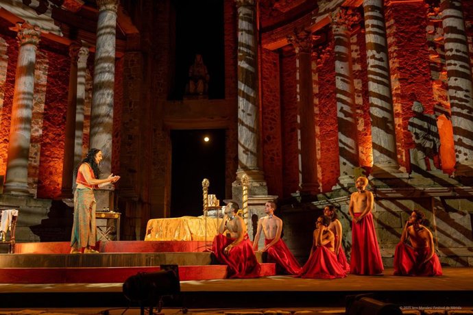 Archivo - El Festival de Mérida estrena la obra 'Alejandro y el eunuco persa'