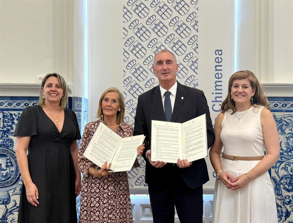 La gerente de AFA Segovia, Anabel de Pedro (izda), la presidenta de AFA, Isabel Miranda, el alcalde Mazarías y l aconcejal de Servicios Sociales, Azucena Suárez.