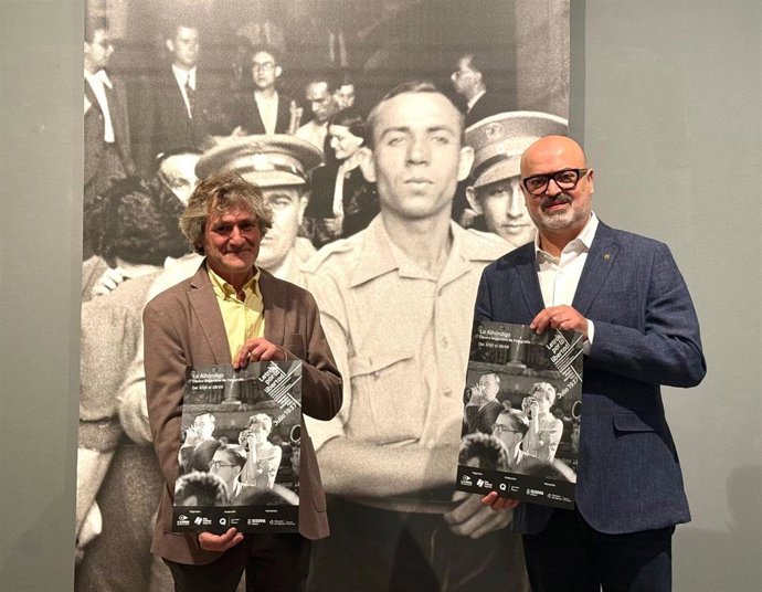El comisario de la exposición, Aku Estebaranz, con el concejal de Cultura, Juan Carlos Monroy, en la presentación de la exposición de fotografías de Walter Reuter.
