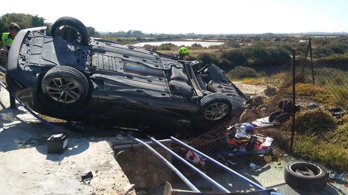 Archivo - Imagen de archivo de un vehículo accidentado en la carretera de La Barrosa, en el término municipal de Chiclana.