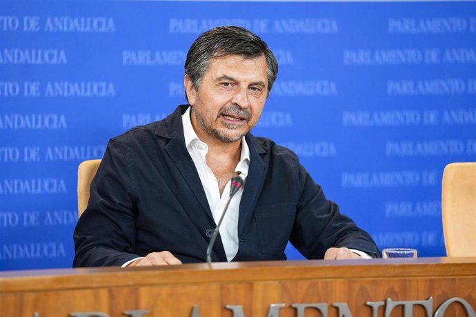 El portavoz del Grupo Parlamentario Popular, Toni Martín, durante la ronda de ruedas de prensa de portavoces de los grupos parlamentarios en el Parlamento de Andalucía, a 3 de septiembre de 2025 en Sevilla (Andalucía, España). Los portavoces de los grupos