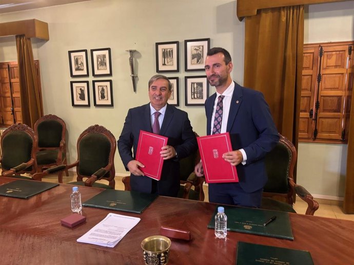 Un momento de la firma del protocolo entre el consejero, José Luis Sanz Merino (i) y el alcalde David Esteban.