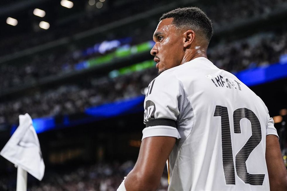 El lateral derecho inglés Trent Alexander-Arnold (Real Madrid CF) saca un córner en el Santiago Bernabéu.