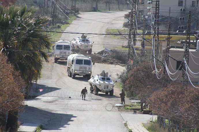 Archivo - KAFR KILA, Feb. 19, 2025 -- Esta foto tirada em 18 de fevereiro de 2025 mostra a Força Interina das Nações Unidas no Líbano (UNIFIL) patrulhando em Kafr Kila, no Líbano.   O exército israelense se retirou das áreas de fronteira do sul do Líbano 