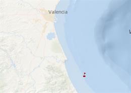 Salvament Marítim rescata a tres persones després d'enfonsar-se la seua embarcació quan pescaven a Gandia 
