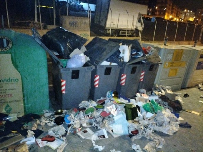 Contenedores de basura golpeados por un hombre en Santa Cruz de Tenerife