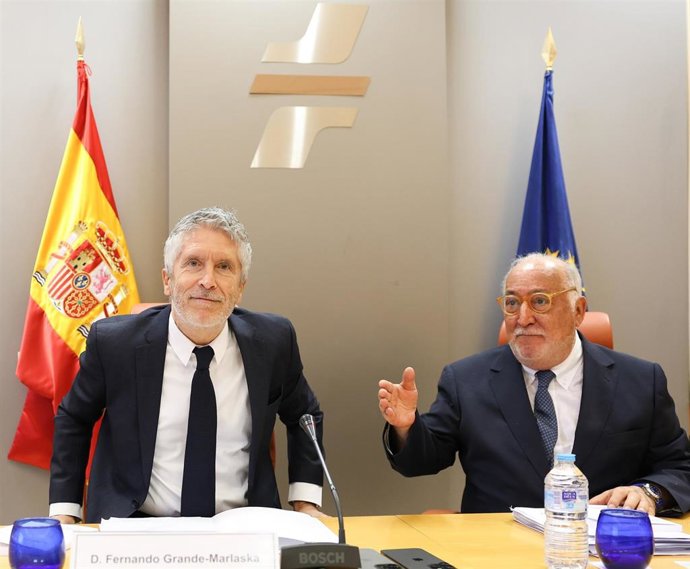 El ministro del Interior, Fernando Grande-Marlaska, y el director general de Tráfico, Pere Navarro,