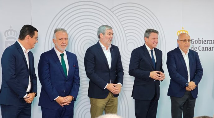 El ministro, Ángel Víctor Torres; el secretario de Estado de Transportes y Movilidad Sostenible, Antonio Santano; el presidente del Canarias, Fernando Clavijo; el consejero de Obras Públicas, Pablo Rodríguez; y el presidente del Cabildo, Antonio Morales