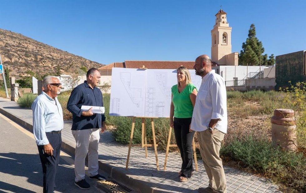 La alcaldesa, Noelia Arroyo, ha visitado este miércoles la parcela donde se contruirá una nueva promoción residencial en el barrio de La Concepción