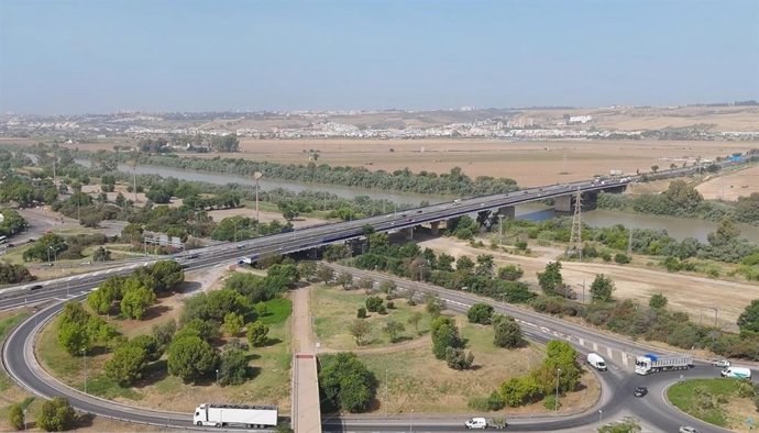 Transportes finaliza las obras de mejora de seguridad en la vía ciclopeatonal del Puente de Itálica de SE-30.