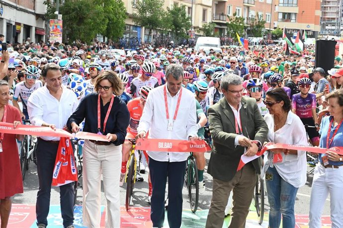 El alcalde de Bilbao, Juan Mari Aburo, y la diputada general de Bizkaia, Elixabete Etxanobe, cortan la cita para dar la salida a la 11ª etapa de La Vuelta con inicio y meta en Bilbao.