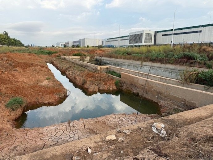 La CHJ finaliza la ejecución del canal de aguas bajas en las balsas del barranco del Pozalet en Riba-roja (Valencia).
