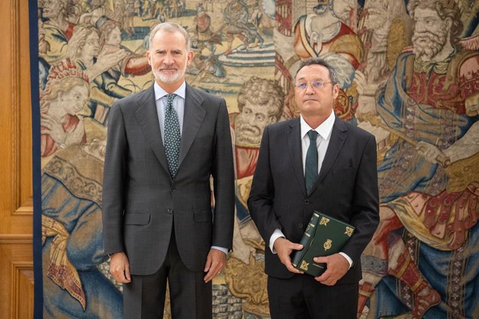 O Rei Felipe VI (à esquerda) recebe em audiência o Procurador-Geral do Estado, Álvaro García Ortiz (à direita), no Palácio da Zarzuela, em 3 de setembro de 2025, em Madri (Espanha). O Procurador-Geral do Estado apresenta ao Rei Felipe VI o Relatório Anual