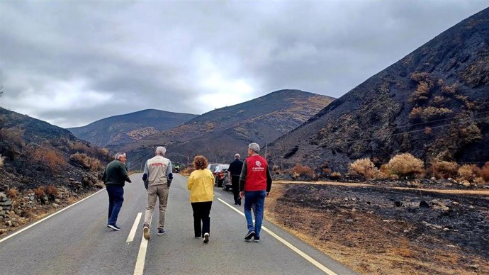 Imagen de la visita del presidente de Cáritas Española, Manuel Bretón, a la zona afectada por el incendio de Barniedo, en León.