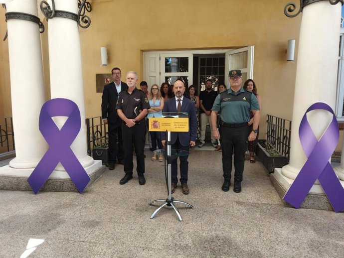 Minuto de silencio en la Subdelegación del Gobierno en Málaga en repulsa al último caso conocido de violencia machista en Andalucía.