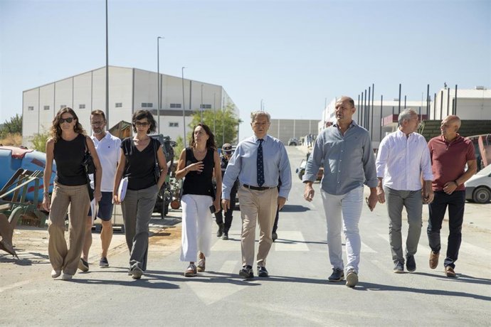 El presidente de la Diputación de Córdoba, Salvador Fuentes (centro), visita el polígono Los Lucas de Montalbán.