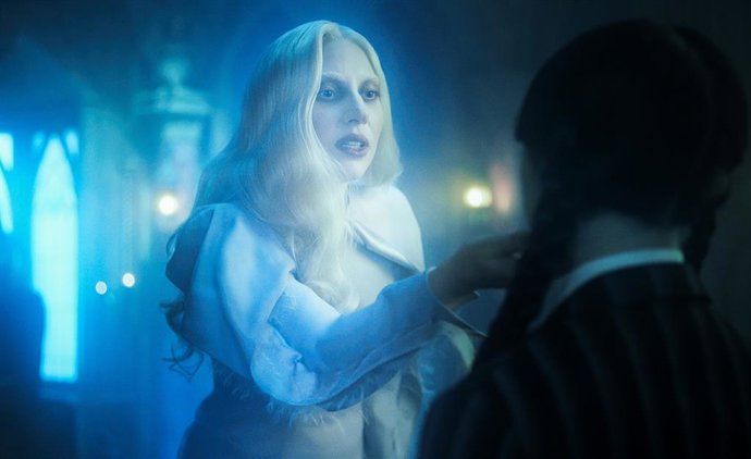 La espectral de Lady Gaga en la temporada 2 de Miércoles, explicada: El hechizo de Rosaline Rotwood