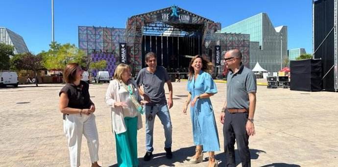 La consejera de Cultura del Gobierno de Aragón, Tomasa Hernández viita el montaje de Vive Latino que se ha consolidado en los circuitos de festivales