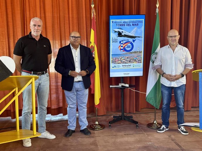 El alcalde de Vélez-Málaga, Jesús Lupiáñez; el primer teniente de alcalde del municipio y teniente de alcalde de Torre del Mar, Jesús Pérez Atencia, y el director festival aéreo, Pablo González.