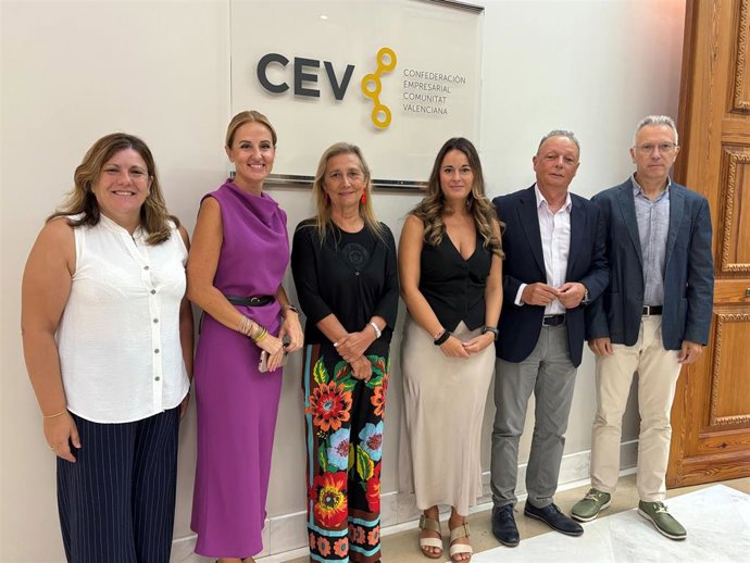 La Comisionada para la reconstrucción tras la dana, Zulima Pérez, se reúne con el presidente de la Confederación Empresarial Valenciana (CEV), Salvador Navarro; la presidenta de CEV Valencia, Eva Blasco, y representantes de sectores afectados.