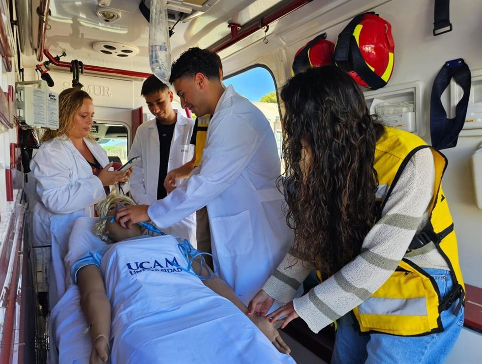 Un grupo de alumnos del grado de Enfermería durante una clase práctica en la ambulancia docente de la institución universitaria