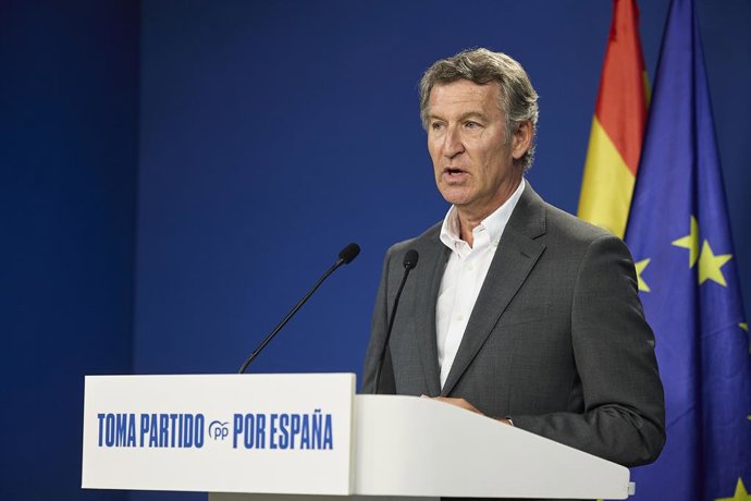 O Presidente do PP, Alberto Núñez Feijóo, durante uma coletiva de imprensa após a reunião do Comitê Diretivo do PP, na sede do partido, em 25 de agosto de 2025, em Madri (Espanha). Durante a apresentação, o líder do PP falou sobre
