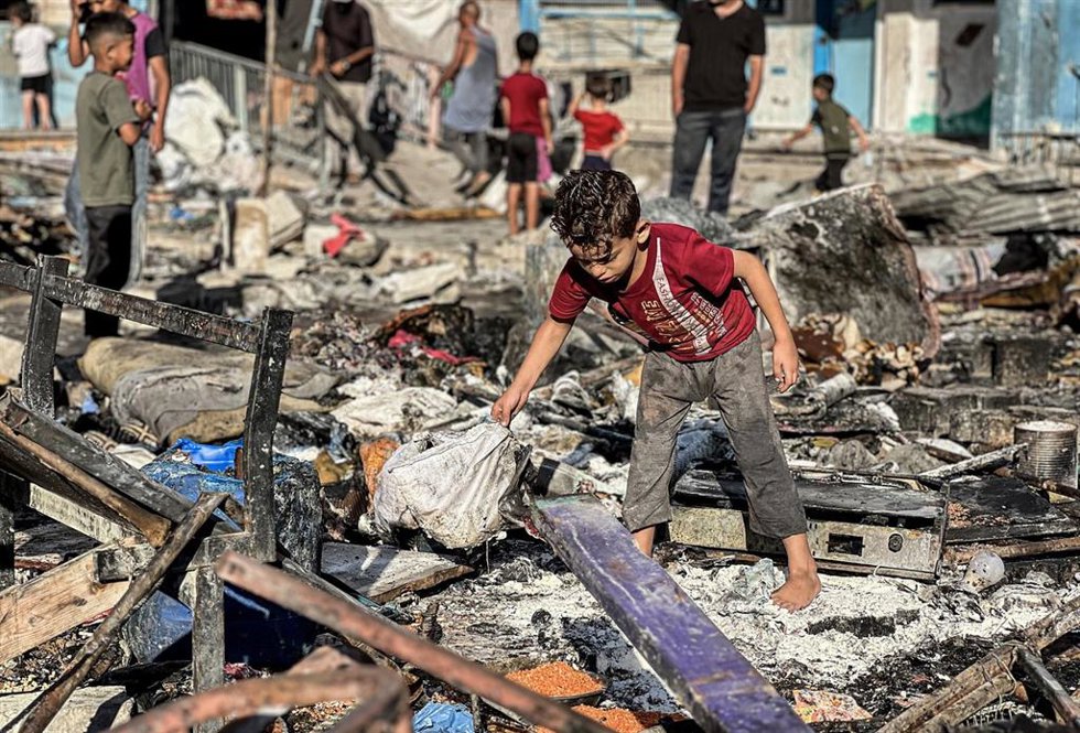 Archivo - Un niño palestino tras un bombardeo ejecutado por el Ejército de Israel contra una escuela que acogía a desplazados en Al Bureij, en el norte de la Franja de Gaza (archivo)