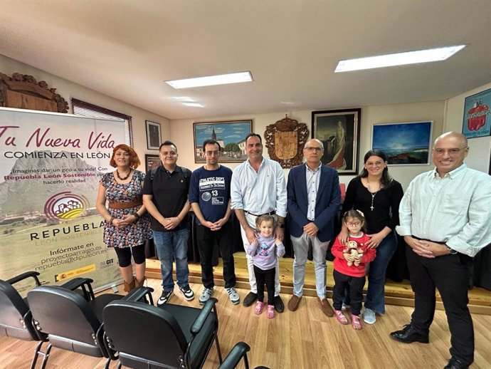 El diputado de Derechos Sociales y Territorio Sostenible, Francisco Javier Álvarez (tercero por la derecha), con la familia instalada en Fresno de la Vega con el proyecto Repuebla.