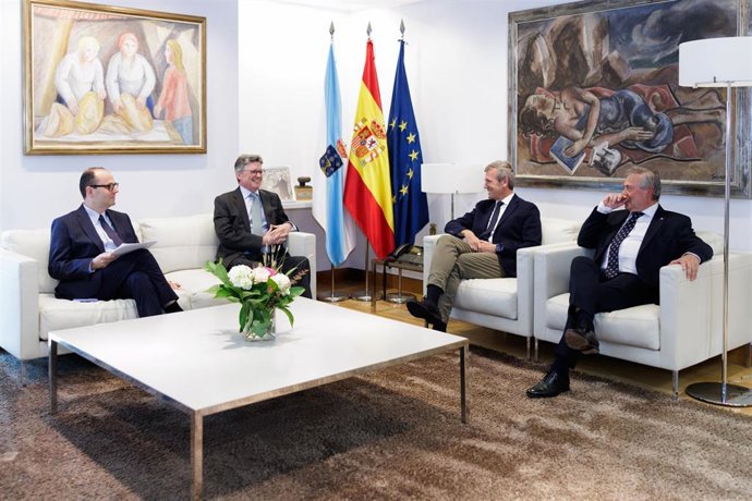 El presidente de la Xunta, Alfonso Rueda, acompañado por el conselleiro de Sanidade, Antonio Gómez Caamaño, se reúne con el director ejecutivo de Roche Pharma International, Padraic Ward.