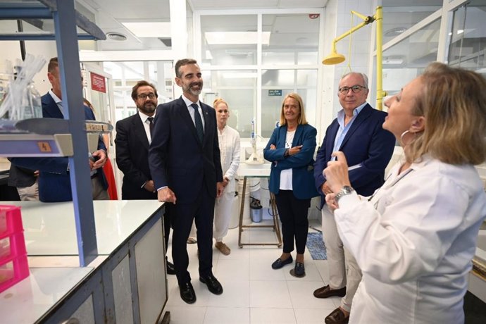 El consejero de Agricultura, Ramón Fernández-Pacheco, ha visitado el Laboratorio de Calidad Ambiental de Andalucía