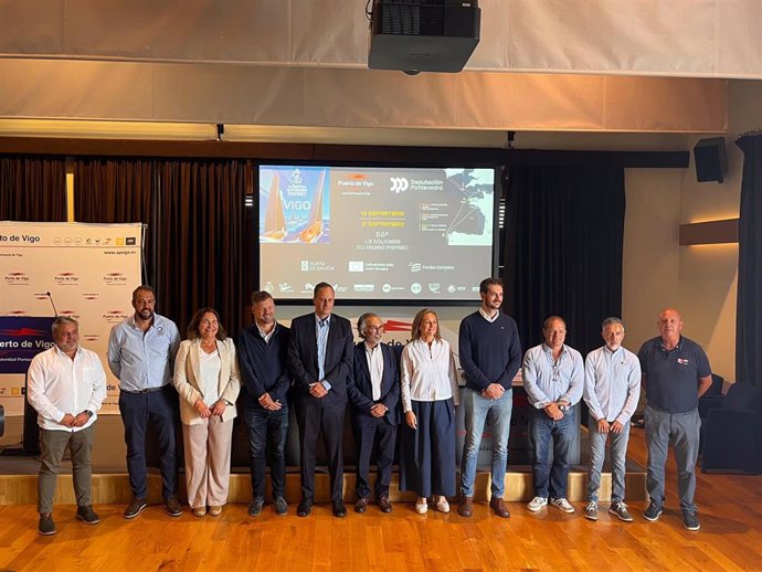 Foto de familia tras la presentación de Vigo como escala de La Solitaire du Figaro Paprec