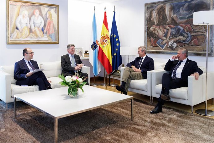 O Presidente da Xunta de Galicia, Alfonso Rueda, acompanhado pelo Ministro Regional da Saúde, Antonio Gómez Caamaño, reúne-se com o CEO da Roche Pharma International, Padraic Ward.
