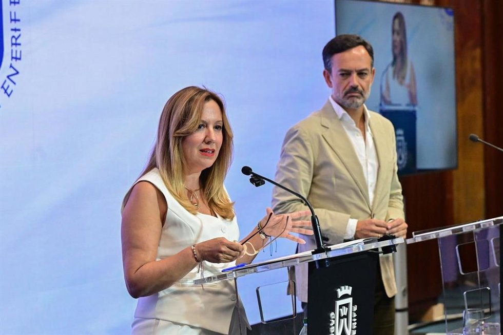 La presidenta del Cabildo de Tenerife, Rosa Dávila, y el vicepresidente, Lope Afonso, en una rueda de prensa para dar cuenta de los acuerdos del Consejo de Gobierno