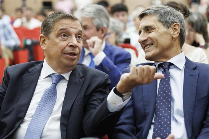 El ministro de Agricultura, Pesca y Alimentación, Luis Planas (i); y el delegado de Gobierno en Andalucía, Pedro Fernández (d), durante la inauguración del XV Congreso de Economía Agroalimentaria