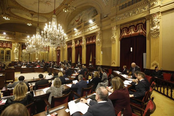 Archivo - Salón de plenos del Parlament durante una sesión. 
