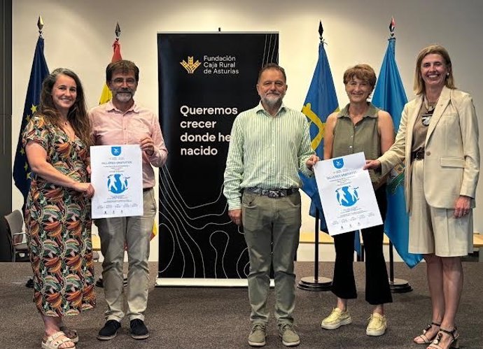 Eva Pando, a la derecha