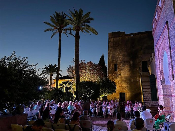 Asistentes en una de las actividades culturales del verano en Mairena del Alcor.