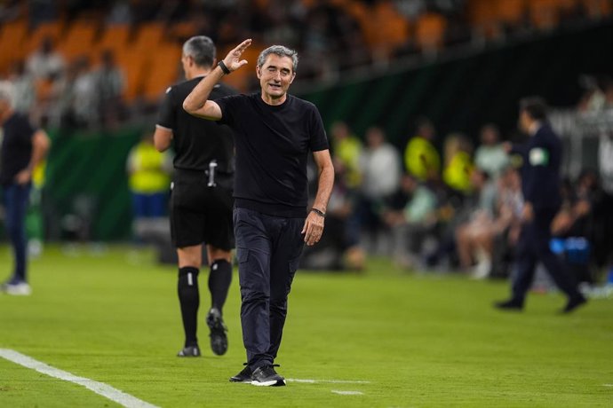 Ernesto Valverde, head coach of Athletic Club, see the red card during the Spanish league, LaLiga EA Sports, football match played between Real Betis and Athletic Club at La Cartuja stadium on August 31, 2025, in Sevilla, Spain.