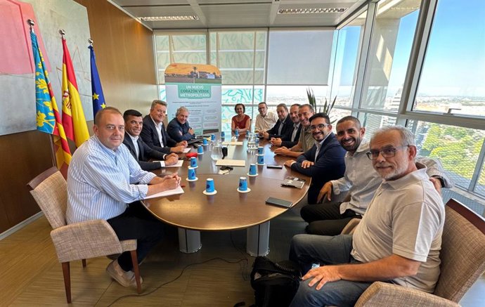 El conseller de Medi ambient, Infraestructures i Territori, Vicente Martínez Mus, ha mantingut una trobada amb els alcaldes de l'àrea d'influència del Parc Natural del Túria