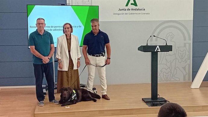 La delegada de Inclusión Social, Juventud, Familias e Igualdad de la Junta en Granada, Matilde Ortiz, en el centro en la imagen