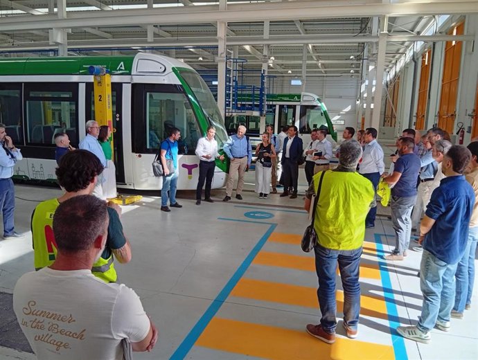 Visita de empresas a las cocheras del tranvía de Jaén.
