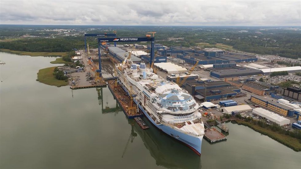 Legend of the Seas (Royal Caribbean) flota por primera vez