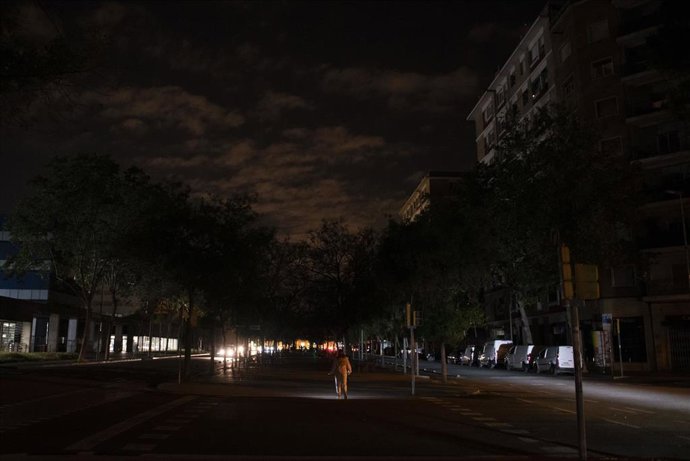 Archivo - Las calles de Barcelona sin luz durante el apagón, a 28 de abril de 2025