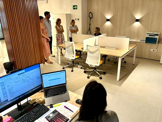 La alcaldesa Ana Mula, junto con el concejal de Creación de Empleo, Isaac Vargas, y la edil de Educación, Carmen Díaz, han visitado esta instalación, que pretende proporcionar a los jóvenes de la ciudad un lugar donde iniciar su aventura empresarial