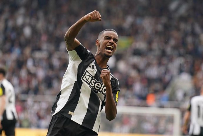 Archivo - El delantero sueco Alexander Isak celebra un gol con el Newcastle.