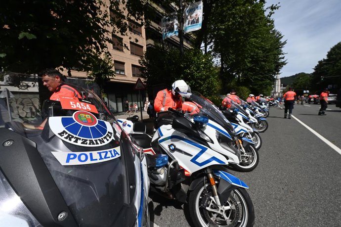 Veículos Ertzaintza durante a 11ª etapa do Tour da Espanha, em 3 de setembro de 2025, em Bilbao, Biscaia, País Basco (Espanha). A 11ª etapa do Tour da Espanha começa e termina em Bilbao.