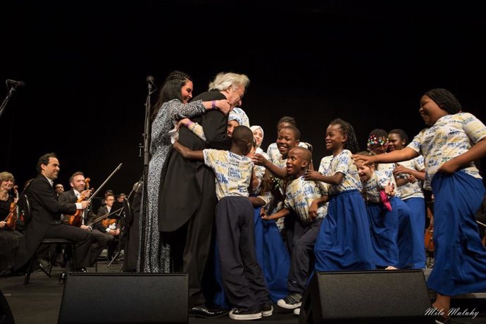 El pianista João Carlos Martins con la coral crianças refugiadas.