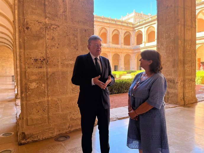 El embajador de España ante la OCDE y 'expresident' de la Generalitat, Ximo Puig, se reúne con la presidenta de la Acadèmia Valenciana de la Llengua, Verònica Cantó