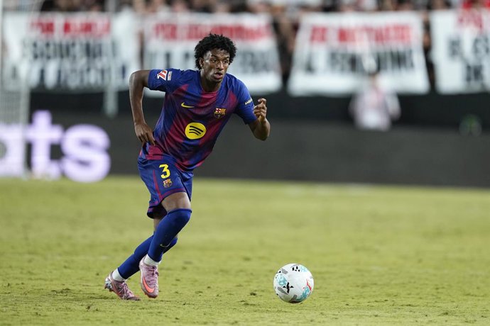 Alejandro Balde, do FC Barcelona, em ação durante a partida de futebol da Liga Espanhola, LaLiga EA Sports, disputada entre Rayo Vallecano e FC Barcelona no Estadio de Vallecas em 31 de agosto de 2025, em Madri, Espanha.